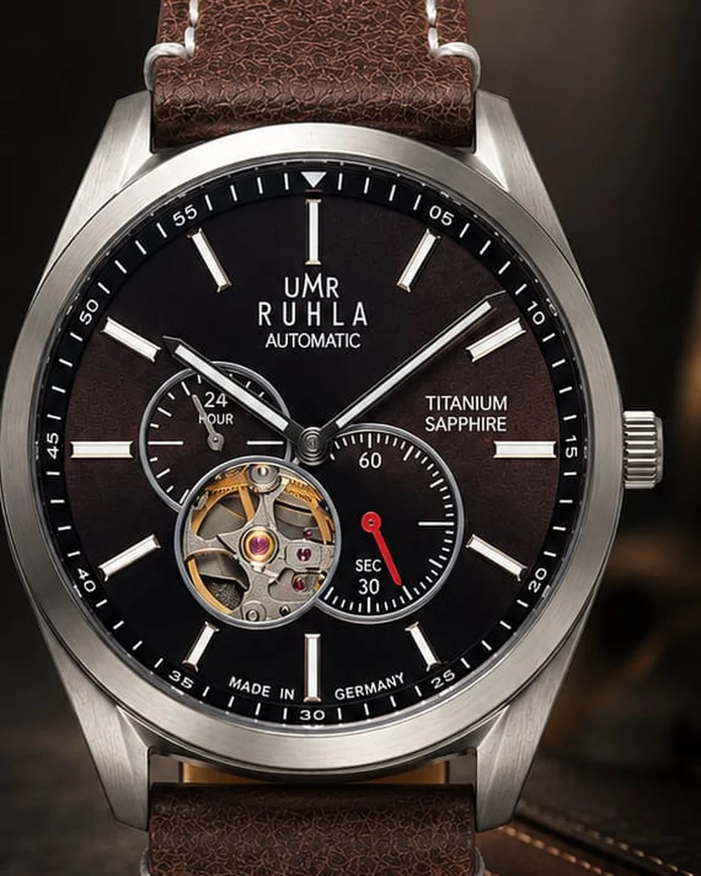 Armbanduhr UMR Ruhla Automatic mit Titangehäuse, sichtbarem Uhrwerk und braunem Lederband